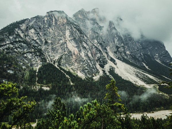 How can you plan a romantic getaway in the UK without overspending?