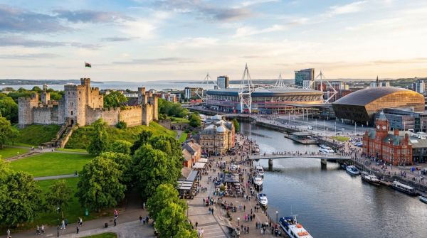 What are the must-see attractions in Cardiff that showcase its rich history and modern culture?