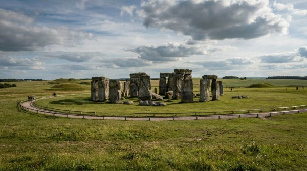 What are the top archaeological sites in the UK that provide insight into ancient civilizations?